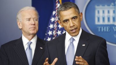 El president dels Estats Units, Barack Obama, i el vicepresident, Joe Biden, en la seva compareixença després de la votació al Congrés que evita / REUTERS
