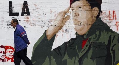 Un home davant d'un mural de Chávez a Caracas. El vicepresident de Veneçuela i eventual successor del líder bolvarià, va visitar diumenge el president a Caracas, on rep tractament contra el càncer. 