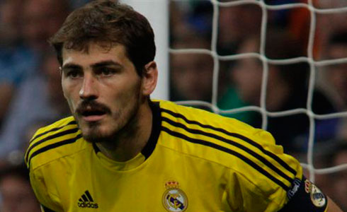 Iker Casillas enmig d'un partit