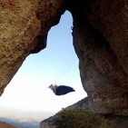VÍDEO: Un home travessa volant la roca Foradada de Montserrat