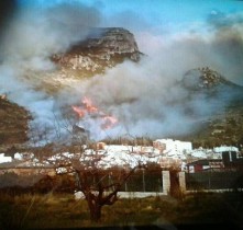 Més de dos-cents desallotjats a la Valldigna per un incendi forestal