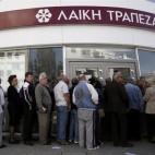 La restricció de retirada de diners a Xipre s'allargarà un mes