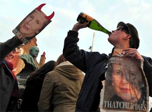 Centenars de persones celebrant la mort de M. Thatcher. FOTO: Carl Court. · 