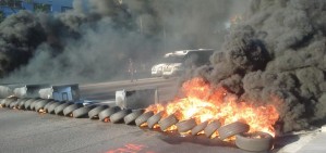 Pneumàtics cremant a la part alta de la Diagonal de Barcelona