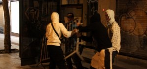 Quarta nit d'avalots i càrregues dels mossos a Sants, amb vint detinguts