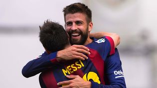 Gerard Piqué abraça Leo Messi / DANI POZO / AFP PHOTO