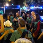Desallotgen una oficina de Catalunya Caixa ocupada per la PAH