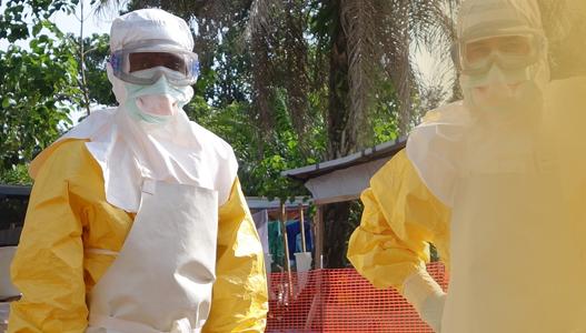 Sanitaris amb l'equip que els protegeix del contagi del virus de l'ebola