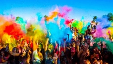 Hindús i sikhs celebren avui el Holi, l'increïble festival dels colors