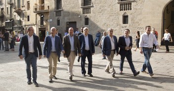 José Ignacio Ceniceros, Pedro Antonio Sánchez y Juan José Imbroda pasean por Barcelona