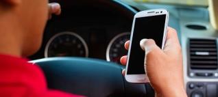 Un de cada quatre conductors usa l´«smartphone» mentre condueix 