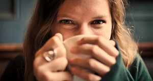 ¿Cuál es la relación entre tomar café y el dolor de cabeza?