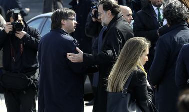 Rajoy i Puigdemont se saluden en l'acte d'homenatge per les víctimes de Germanwings