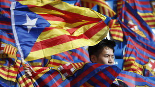 Una estelada envolatada de banderes del Barça