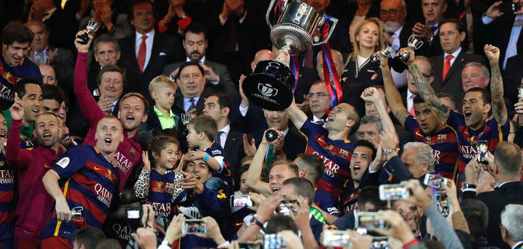 Els jugadors del Barça amb la Copa, en el moment de recollir el trofeu