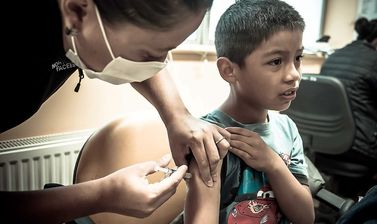 Un nen xilè vacunant-se de l’hepatitis C en un centre del nord de Santiago. Actualment, al món hi ha entre 130 i 150 milions de persones que viuen amb aquesta malaltia. Entre 4 i  5 milions estan també infectats pel virus de la sida.