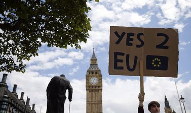 Una manifestació proeuropea davant del Palau de Westminster en què s’han succeït les mostres de suport a la UE.