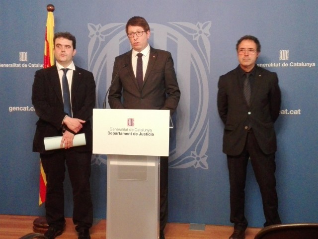 Juristes catalans adverteixen a Mundó que si surten dels marges de la llei no hi ha democràcia