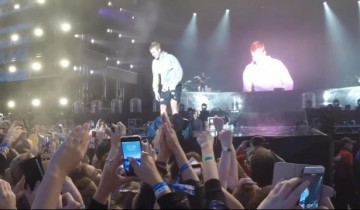 Un fan li llança una sabata a Justin Bieber per no cantar Despacito