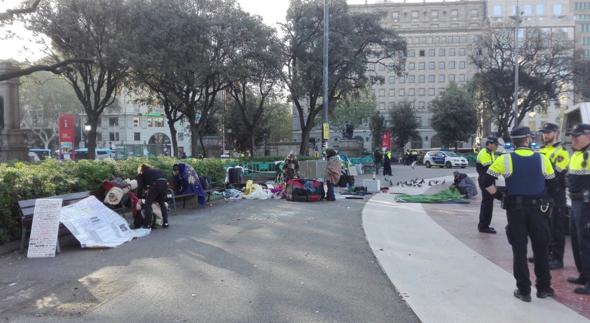 Desallotgen les acampades dels sensesostre i dels independentistes de plaça Catalunya