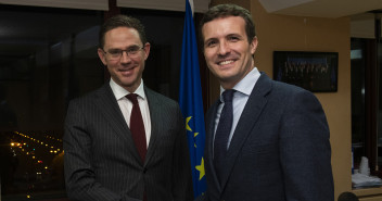 Reunión de Pablo Casado con el vicepresidente de la Comisión Europea, Jyrki Katainen.