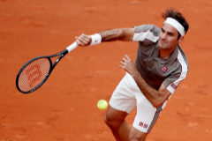 Federer arrolla en su regreso a París y Garbiñe Muguruza sufre más de la cuenta