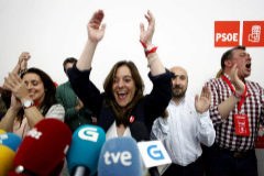 La candidata del PSOE para la Alcaldía de La Coruña, Inés Rey, celebra los resultados.