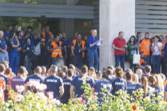 Los trabajadores de Iveco se manifiestan frente a la compañía.