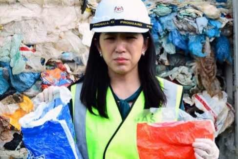 Yeo Bee Yin,  ministra de Energía, Ciencia, Tecnología, Medio Ambiente y Cambio Climático de Malasia, posa con envases de plástico enviados desde España.