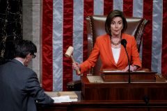 Washington (United States).- Speaker of the House Nancy Pelosi (R) presides over the House vote on a resolution formalizing the impeachment inquiry on the House floor in the US Capitol in Washington, DC, USA, 31 October 2019. The resolution passed 232-196. (Estados Unidos) EPA/