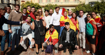 Pablo Montesinos y Carolina España, con jóvenes durante la manifestación de Sociedad Civil Malagueña