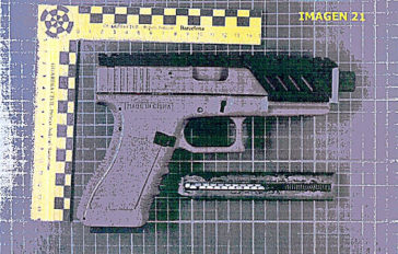 Detalle de una pistola encontrada en los registros, en la 'operación Judas'.
