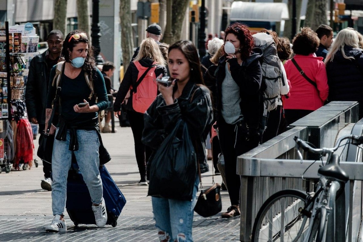 Ciutadans passejant per Barcelona amb mascareta