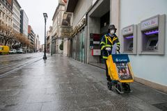 Una cartera de Correos trabajando en Zaragoza.
