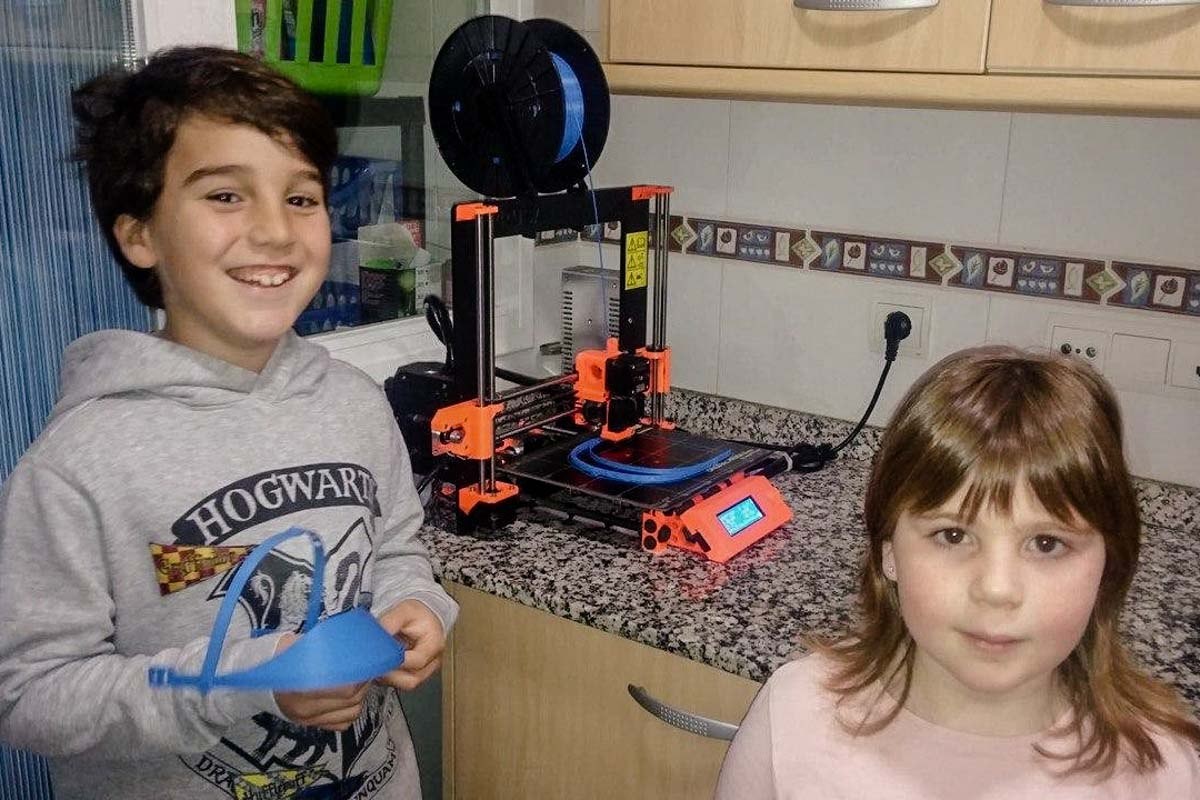 El Pau i la Jana ajuden a imprimir viseres 3D