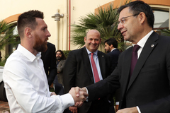 Leo Messi, capitán del primer equipo del Barcelona, con el presidente Bartomeu.