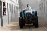 Un agricultor desinfecta las calles de Valdelacalzada, en Badajoz, como parte de la lucha contra la pandemia de coronavirus.