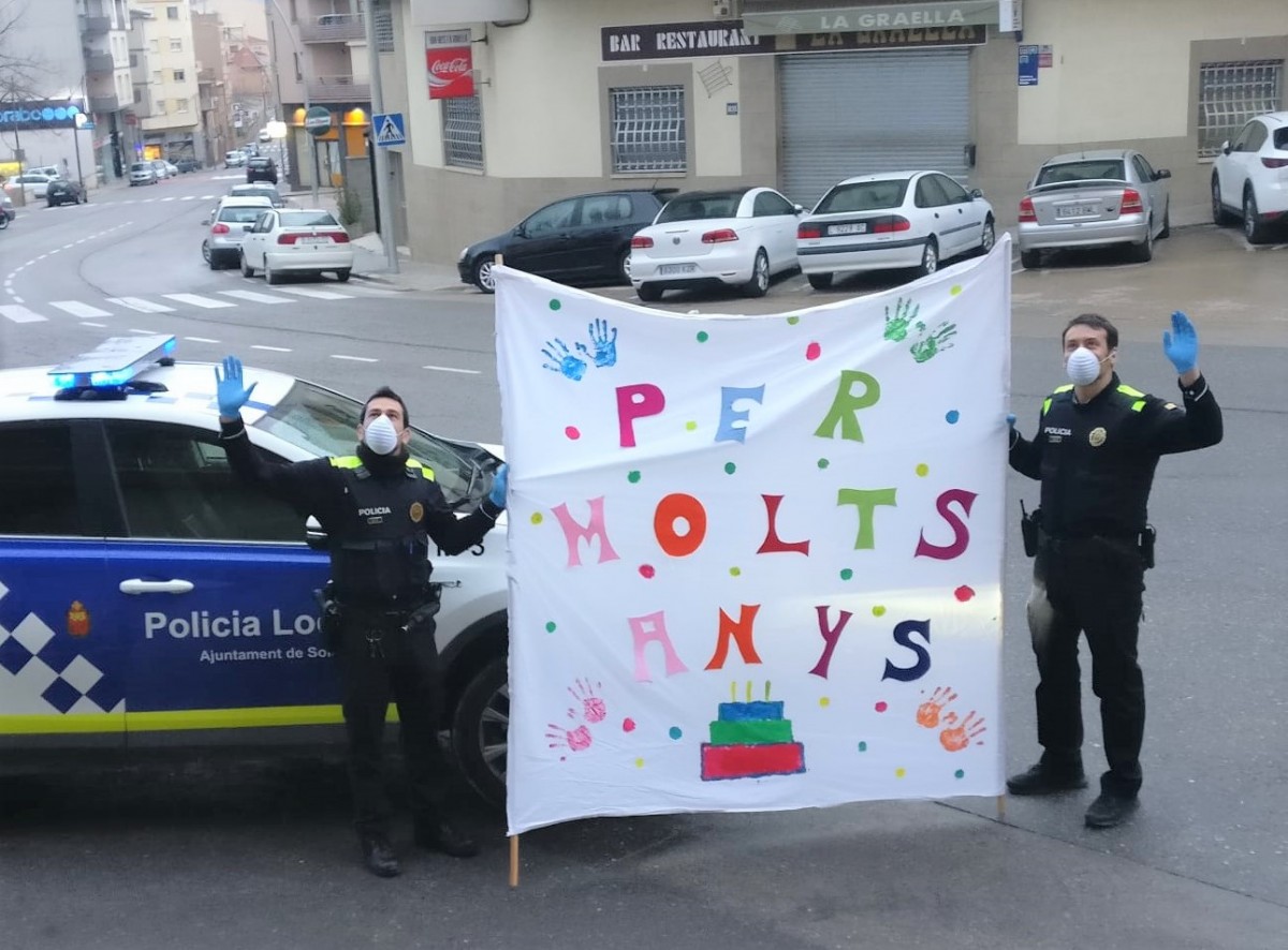 Els agents de la Policia Local de Solsona, felicitant l'aniversari d'un infant