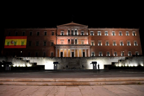 El parlamento griego muestra la bandera de España en su fachada.