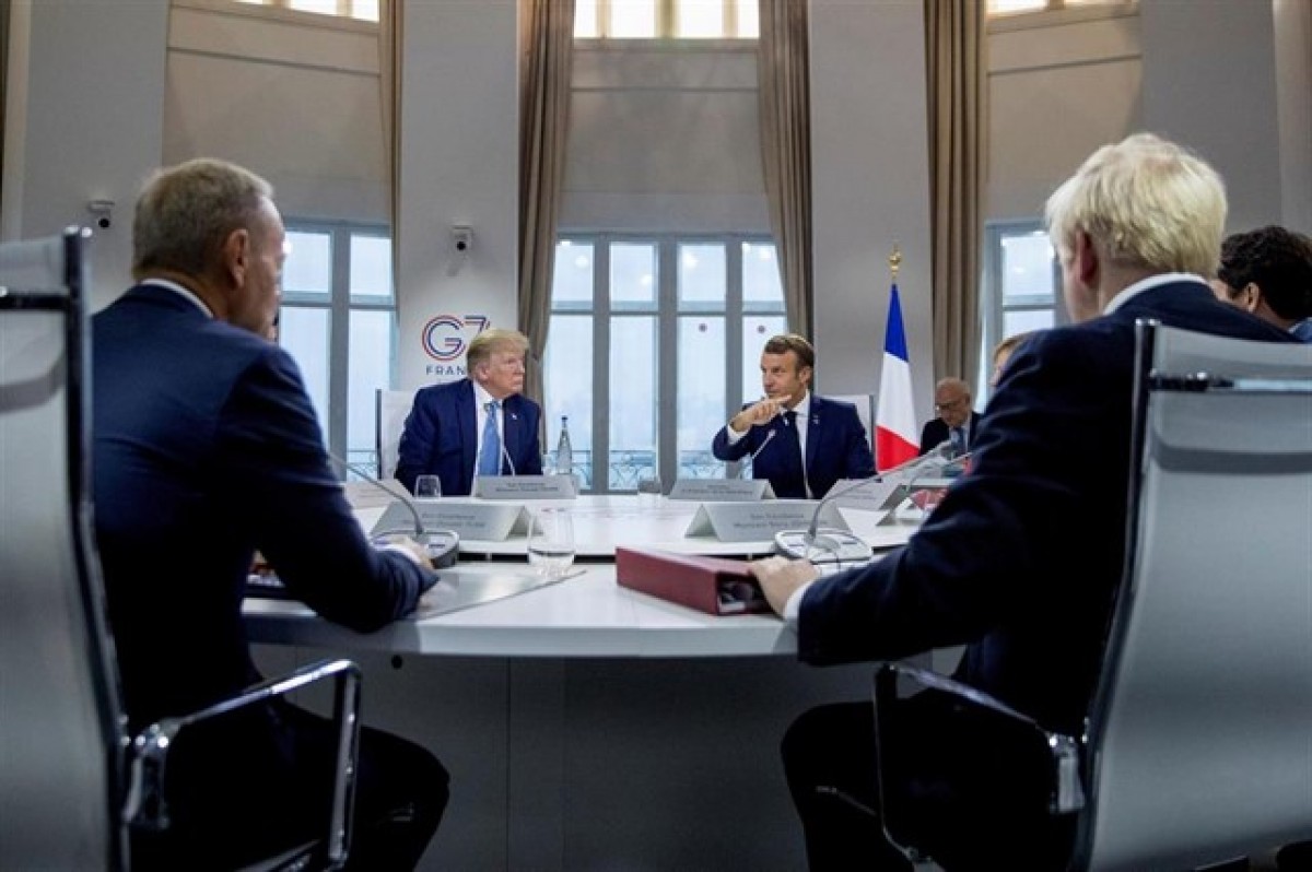 Imatge d'una reunió dels líders del G-7, amb Trump i Macron al fons