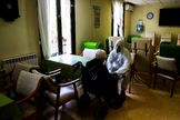 Voluntarios de la ONG Pro-Activa Open Arms trasladan a personas mayores de una residencia del centro de Barcelona a un hospital.