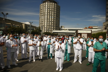 Trabajadores del hospital de la La Paz, en Madrid, homenajean al jefe de Cirugía, fallecido por coronavirus.