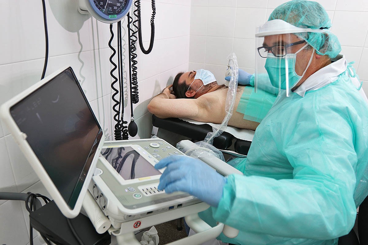 El doctor Xavier Bayona, director del CAP de Bellvitge i del Gornal, fent una ecografia pulmonar