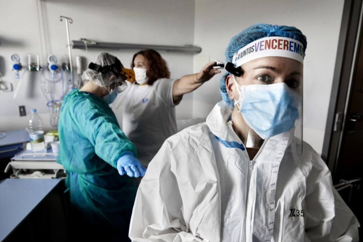 La internista Mónica López, el pasado viernes, pasando consulta a una paciente en el Ramón y Cajal de Madrid.