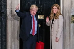 Boris Johnson y Carrie Symonds, frente a Downing Street.