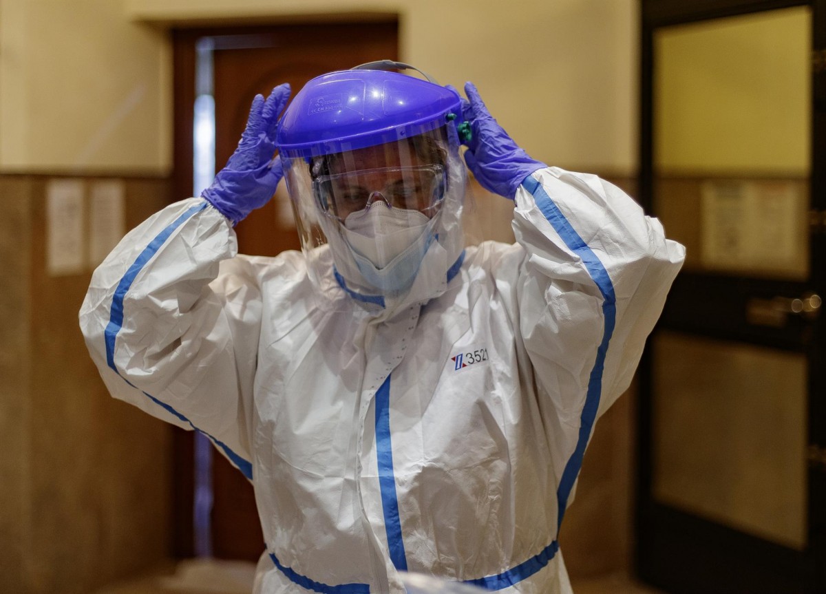 Una treballadora de l'àmbit sanitari, en plena jornada contra el coronavirus
