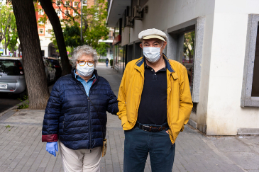 Pilar y Enrique, ambos de 71 años. Ella no salí a la calle desde el 16 de marzo.