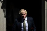 El primer ministro Boris Johnson sale de Downing Street, hoy en Londres.