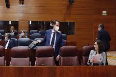 La presidenta de la Comunidad de Madrid, Isabel Díaz Ayuso, habla en la Asamblea con el vicepresidente, Ignacio Aguado.
