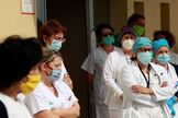 Profesionales sanitarios, concentrados a las puertas de Urgencias del hospital de Cádiz.